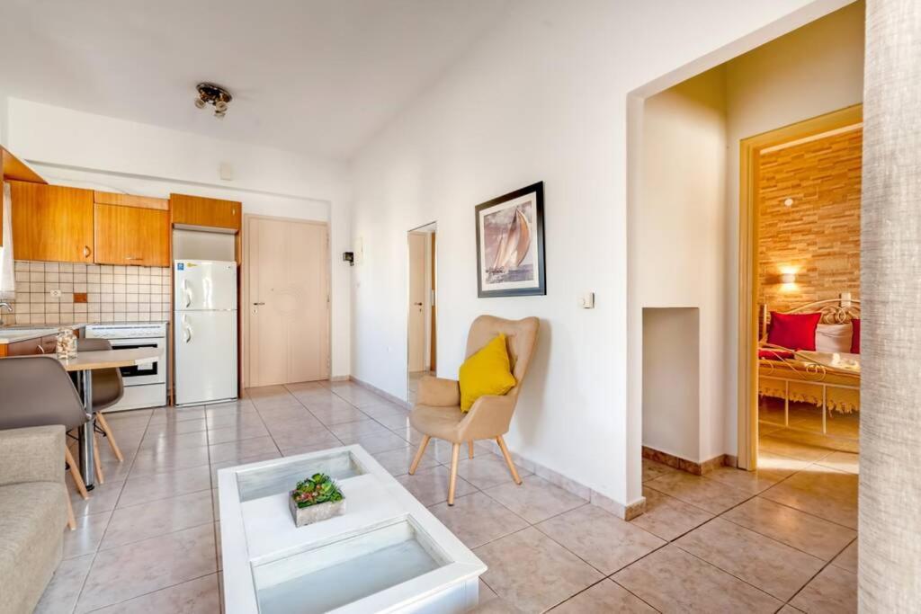Jenny'S Flat Near The Sea Apartment Galatas  Bagian luar foto